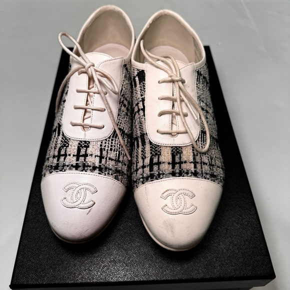 CHANEL Black and white
Tweed Cap Toe CC Lace Up Oxford - Picture 2 of 7